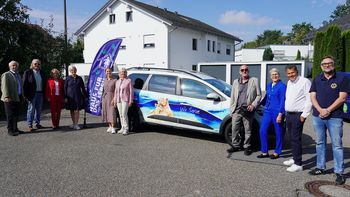 Vertreter des „Hauses für das Leben“, der SENNEBOGEN Stiftung, des Lions-Hilfswerks Straubing und des Autohauses Freitag vor dem neuen Dacia Jogger.