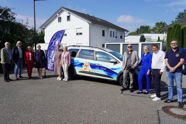 Vertreter des „Hauses für das Leben“, der SENNEBOGEN Stiftung, des Lions-Hilfswerks Straubing und des Autohauses Freitag vor dem neuen Dacia Jogger.