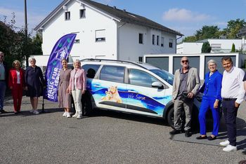 Vertreter des „Hauses für das Leben“, der SENNEBOGEN Stiftung, des Lions-Hilfswerks Straubing und des Autohauses Freitag vor dem neuen Dacia Jogger.